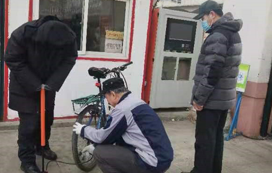 政兴物业崇山公务员住宅项目设立便民服务台--学习雷锋，，，，，，，不只是口号，，，，，，，更是行动